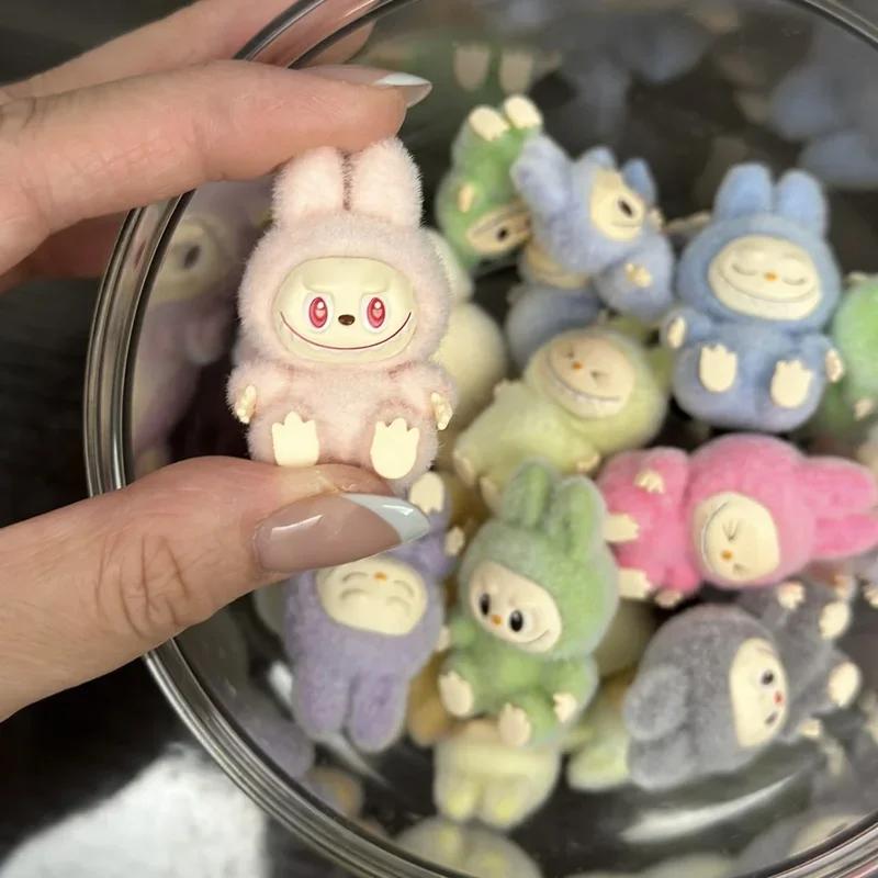 

3см Кукла Лабубу Милые Игрушки Стоячая и Сидячая Поза Украшение для Рабочего Стола Модель Украшения Рождественские Подарки Отправляются Случайным образом