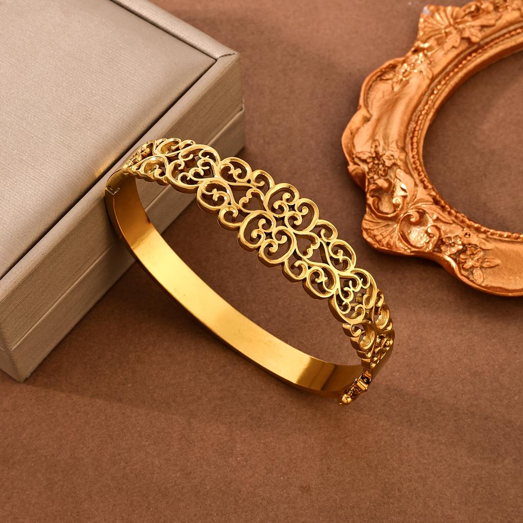 1Arabic luxury style stainless steel piece18K The gold-plated delicate hollow bracelet features exquisite Arabic-style hollow patterns, elegantly