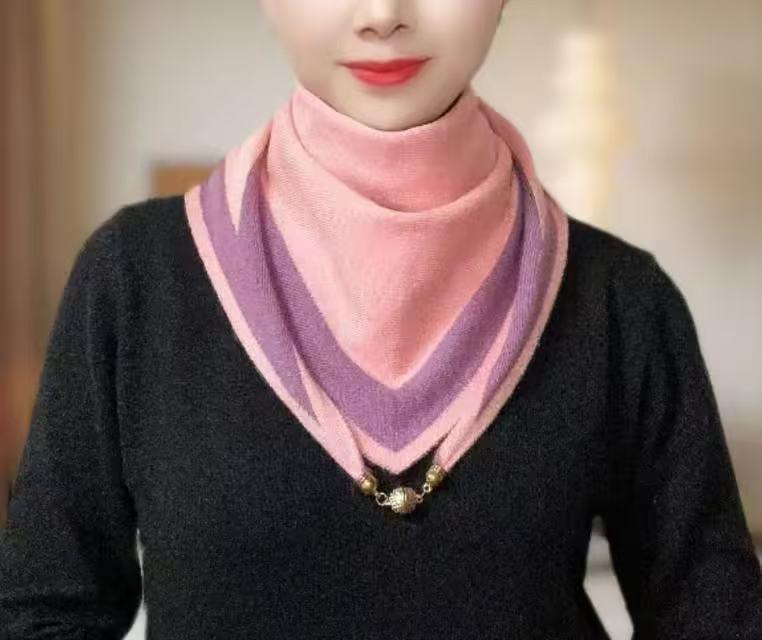 Festlicher Strickdreieckschal mit goldenen Akzenten: Warmer, vielseitiger Winter-Nackenwärmer