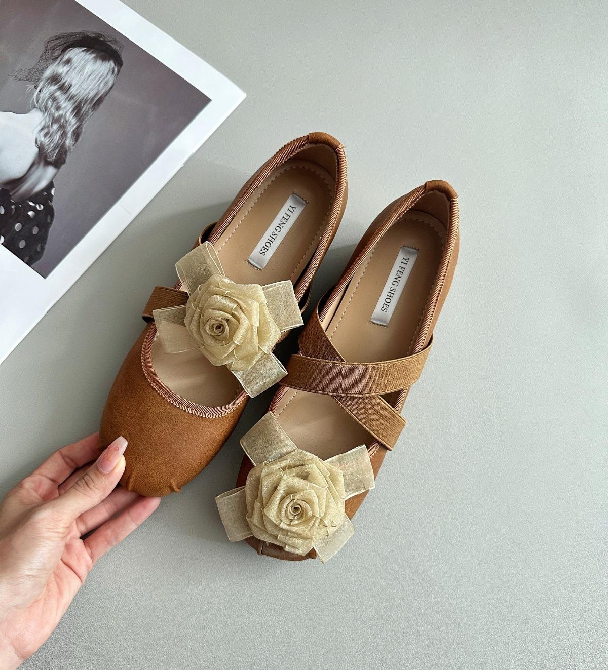 

Sheepskin version of inner heightening shoes, leather vintage camellia shallow single shoes, female pig nose cross belt Mary Jane shoes 33