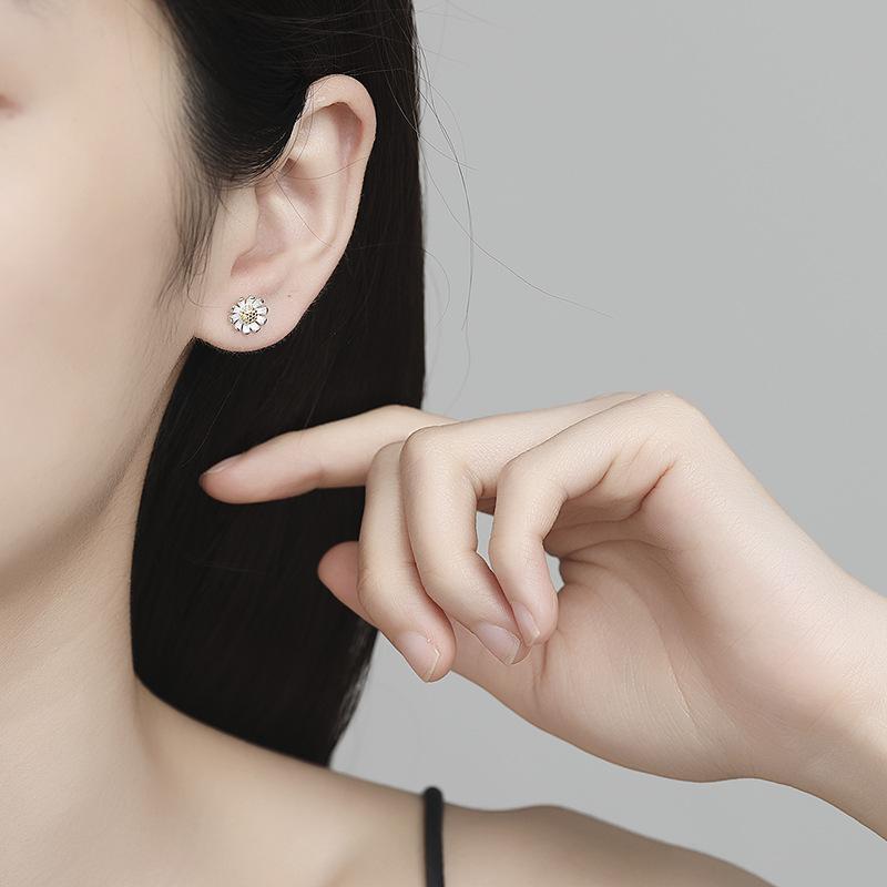 Mori Small Daisy Stud Earrings Women'S Small Fresh And Simple Flower Earrings Exquisite Ear Jewelry