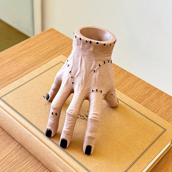 Horror Handförmiger Stifthalter Handfläche Gebrochene Hand Ornament mit Narben und Stichen Gruseliger Schreibtischorganizer Einzigartiger Stiftebecher Halloween-Dekoration