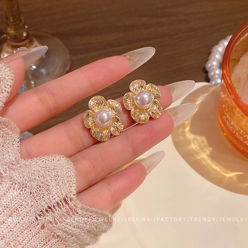 

Retro Hong Kong Style Gold Flower Earrings Femininity Pearl Stud Earrings