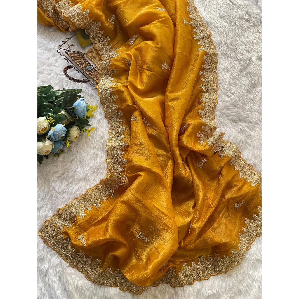 Schwerer Premium weicher goldener Crush-Seidenstoff mit wunderschöner C-Pallu-Stickerei Zari, Pailletten und Codierarbeiten in Sari mit Cutwork-Borte am Sari