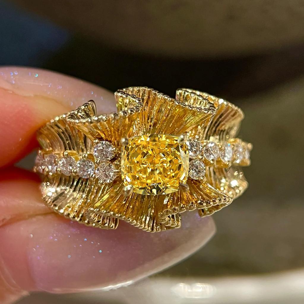 Anello in Pizzo Giallo Diamante Retrò Francese Lusso Leggero Design di Nicchia Semplice Spazzolato a Mano Pieghettato Diamante Forgiato in Oro Anello da Donna