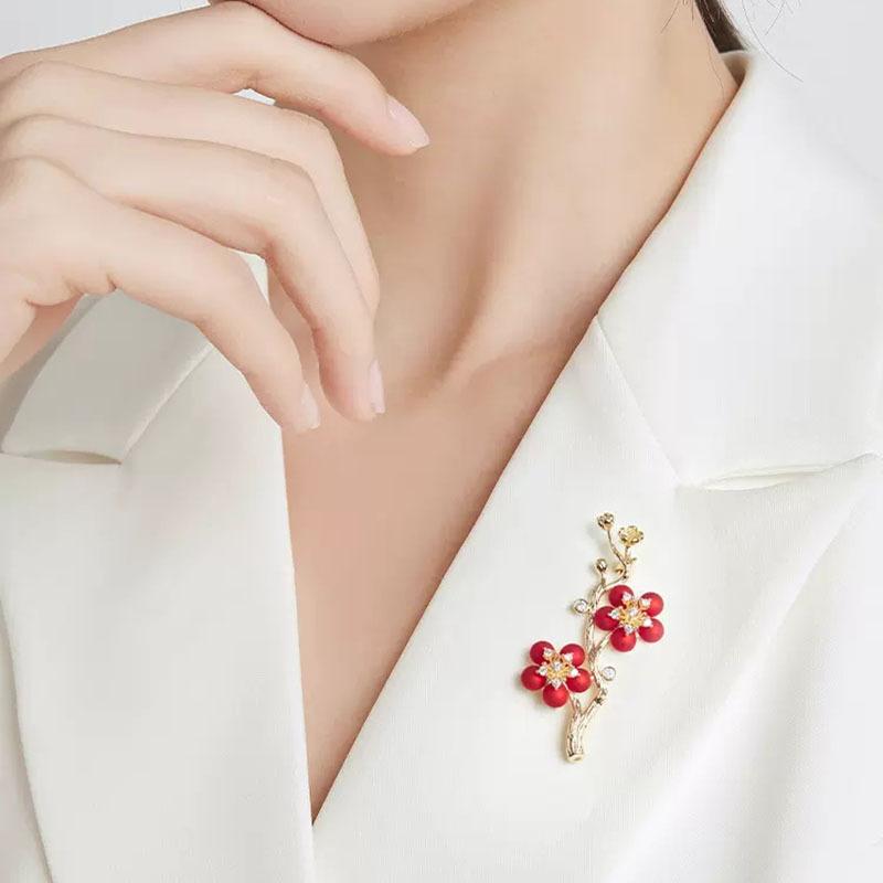 Plum Blossom Brooch High-End Women'S Niche Design Sense Flower Brooch Pin High-End Sense Suit Clothes Accessories