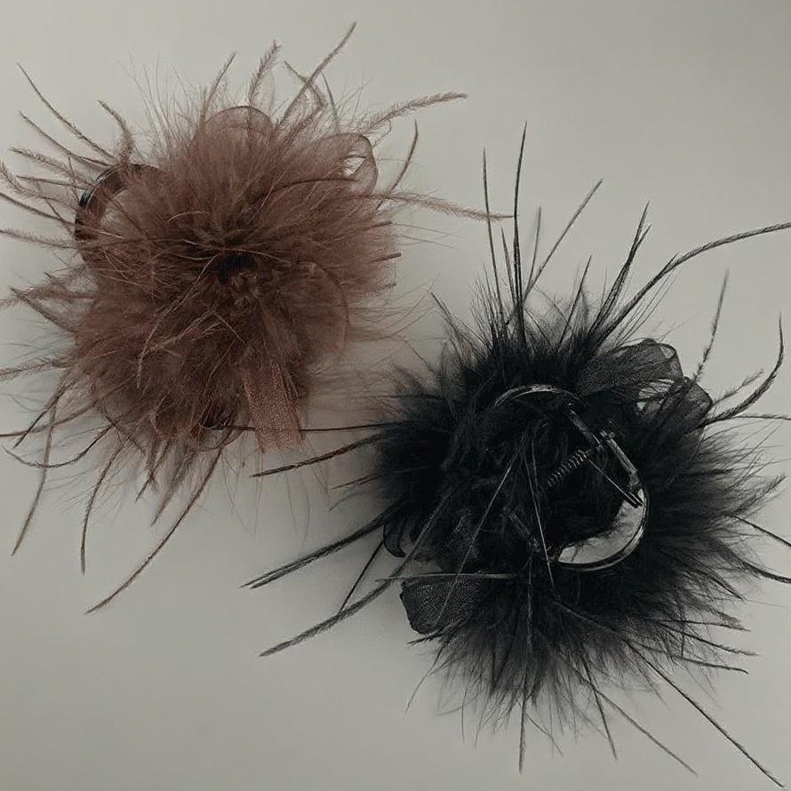 Eleganter Damen-Haarclip für mittellanges Haar mit Design aus schwarzen und kaffeefarbenen Federkrallen
