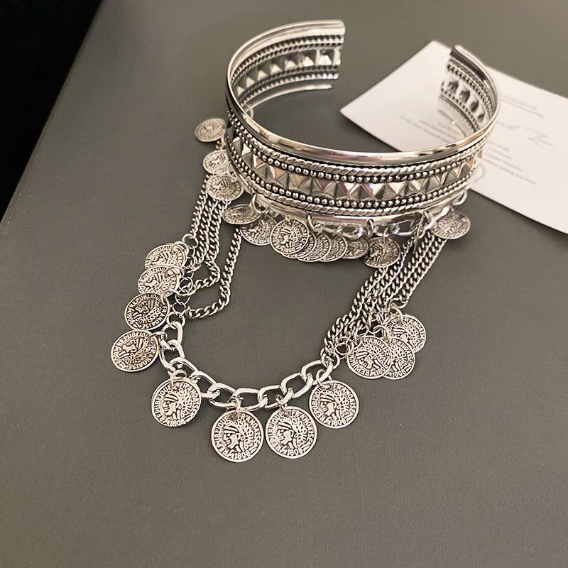 European & American Pleated Metal Bangle: Elegant Cold-Style Bracelet with High-End Luxury Design