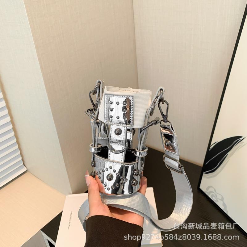 

Women s bag new patent leather glossy shoulder bag fashionable personality hollow bucket bag high-end women s messenger bag срібний