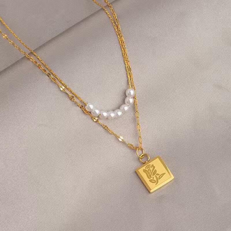 Women's Light Luxury Gold Titanium Steel Necklace - Non-fading, Versatile, High-end Fashion Clavicle Chain Choker.