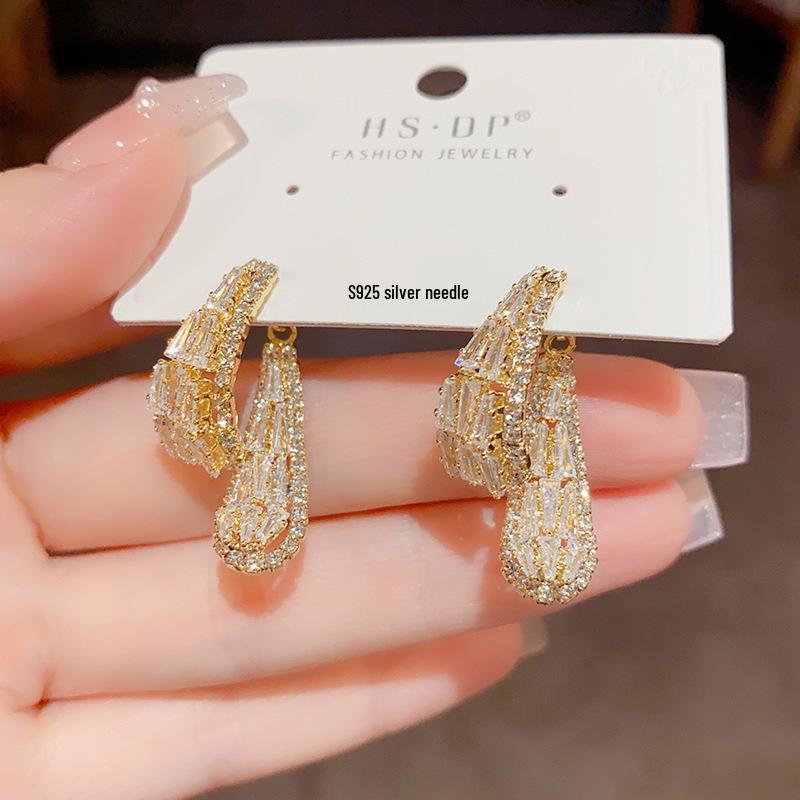 Korean Fashion Lycoris Crystal Stud Earrings with Versatile Fishtail Design