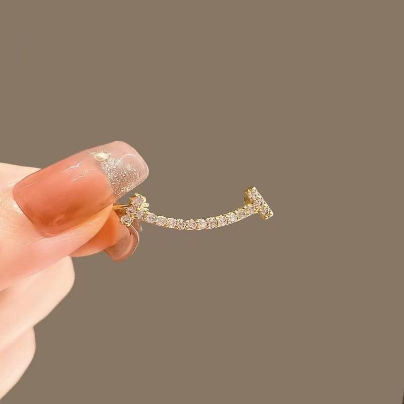 

Simplicity And Luxury Feel Golden Smile Curved Brooch Lighting Up Dressing Details Exquisite High-end Clothing Accessories