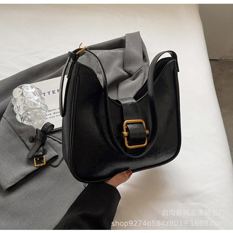 

Niche design bag women s autumn and winter 2025 new foreign style shoulder messenger bag high-end commuter retro small square bag чёрный