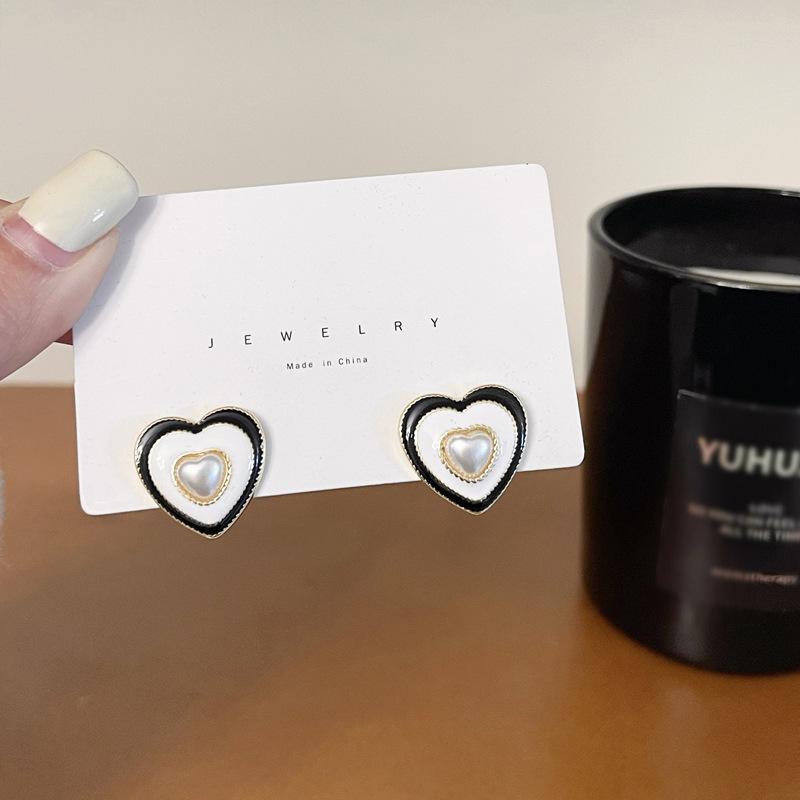 Temperament simple pearl love stud earrings women's light luxury niche design sense high sense Korean versatile earrings ear jewelry