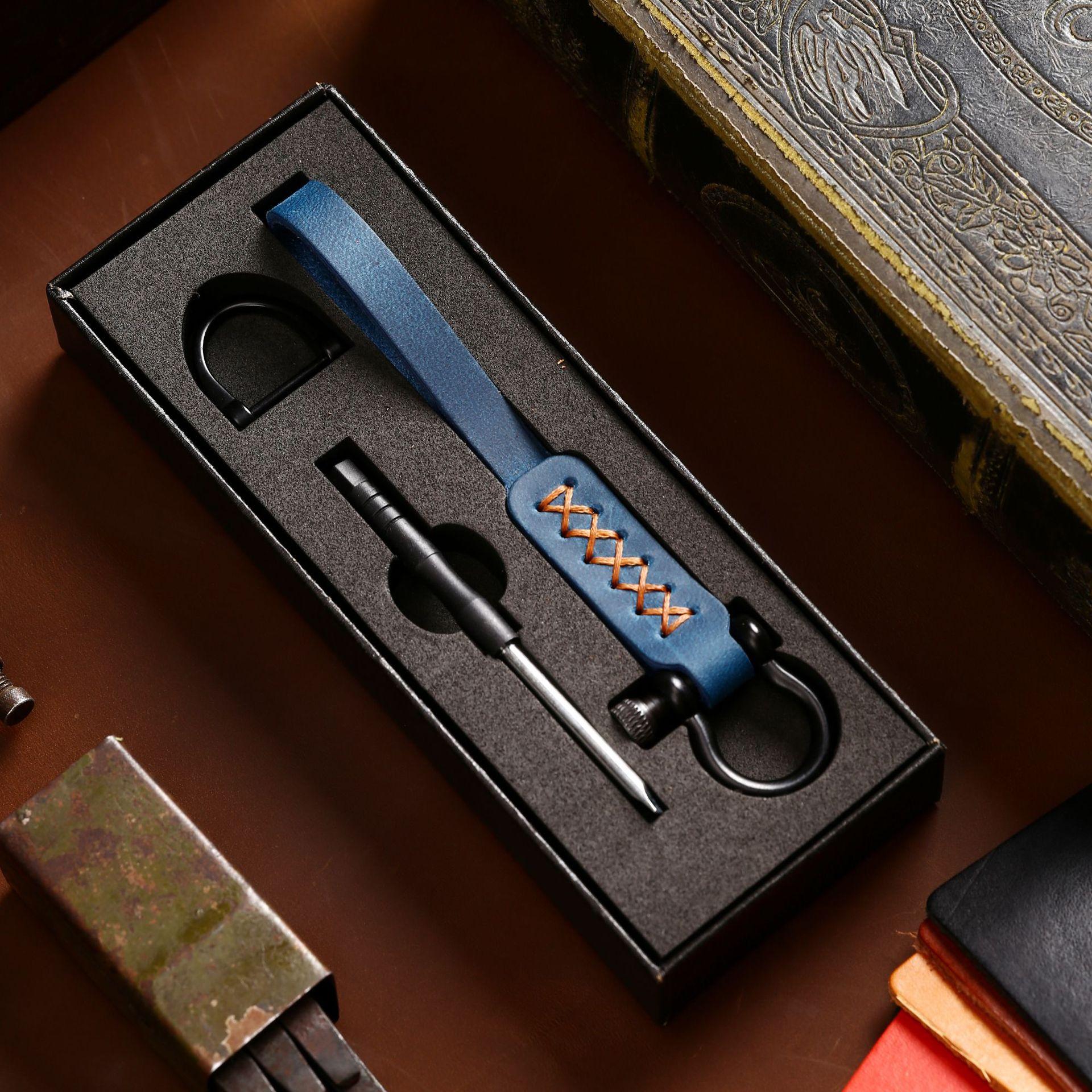 

Christmas retro car keychain, multi-functional leather long keychain, high-end gift box, genuine leather keychain, small gift.