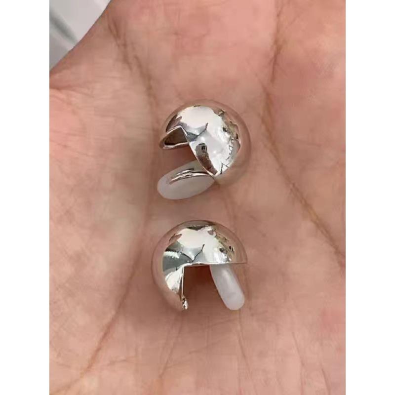 

Irregular temperament Mosquito coil disc ear clips Women s cold wind Commuting temperament Niche high-end ear clips No pierced earrings срібний
