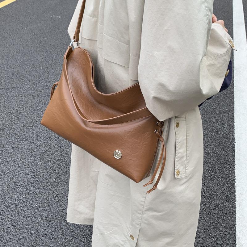 

Retro texture underarm bag women s 2025 autumn new solid color simple commuter bag large capacity crossbody tote bag коричневый