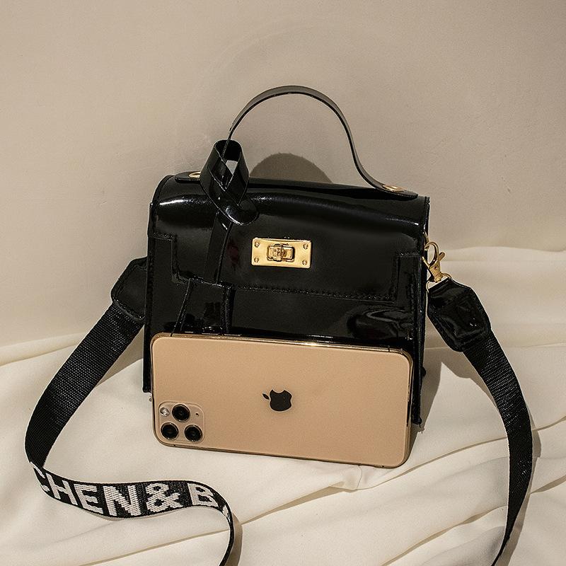 A Women's Platinum Patent Leather Bag, Personalized Printing, One Shoulder Oblique Span, Cool Mobile Phone Change Bag.