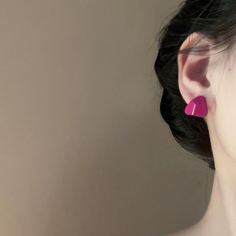 Rose red triangular stud earrings, simple and sweet, personalized design earrings, fashionable sweet and cool style earrings, women