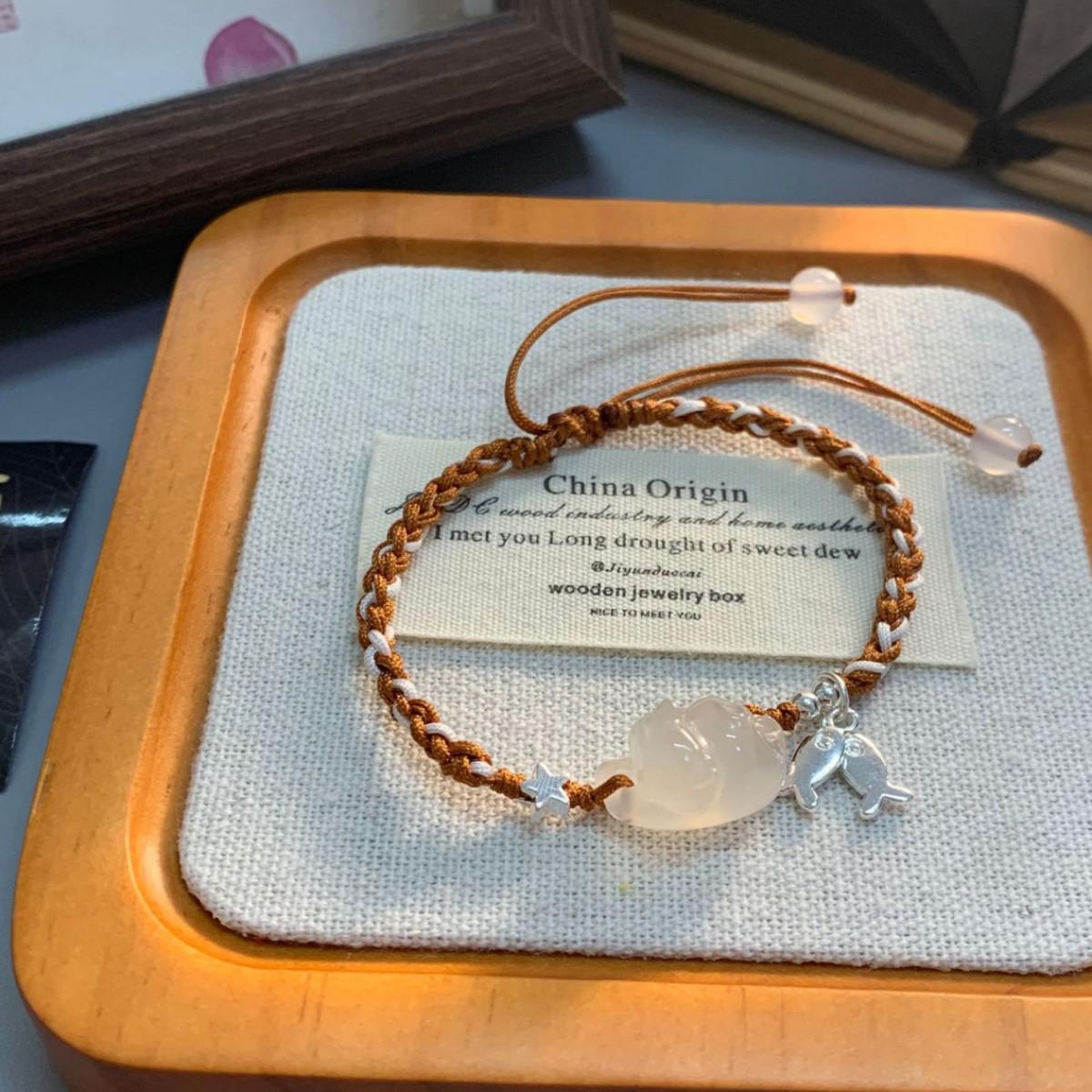 

Милый браслет из белого халцедона с котенком ручной работы: Стиль Мори и Универсальный Дизайн