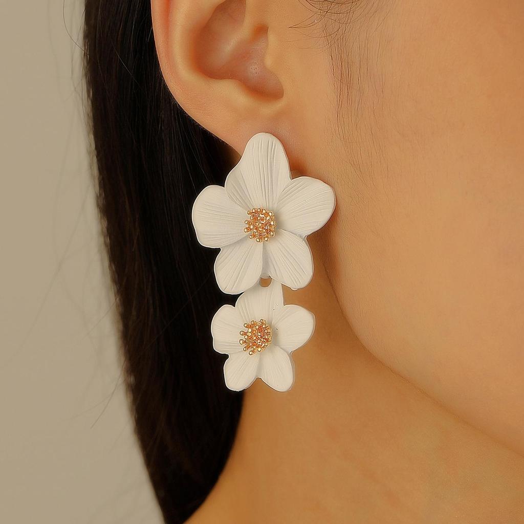 Elegant Alloy Flower Pendant Necklace and Earrings Set for Women - Fashionable, High-End, and Versatile.