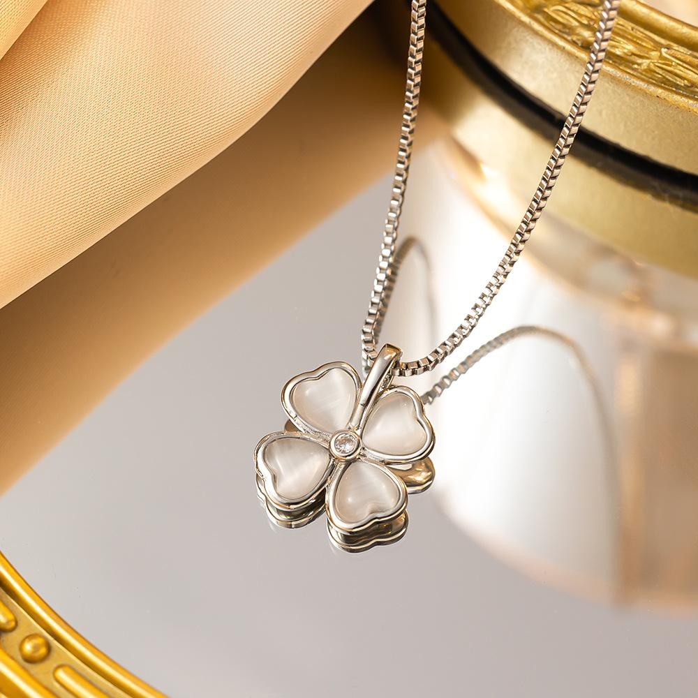 Simple Lucky Four-Leaf Clover Titanium Steel Necklace Female 18k Exquisite Petals Light Luxury Temperament Collarbone Chain