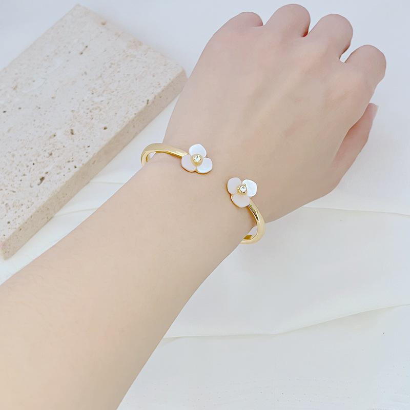 Exquisite Flower Inlaid Diamond Gold-Plated Bangle