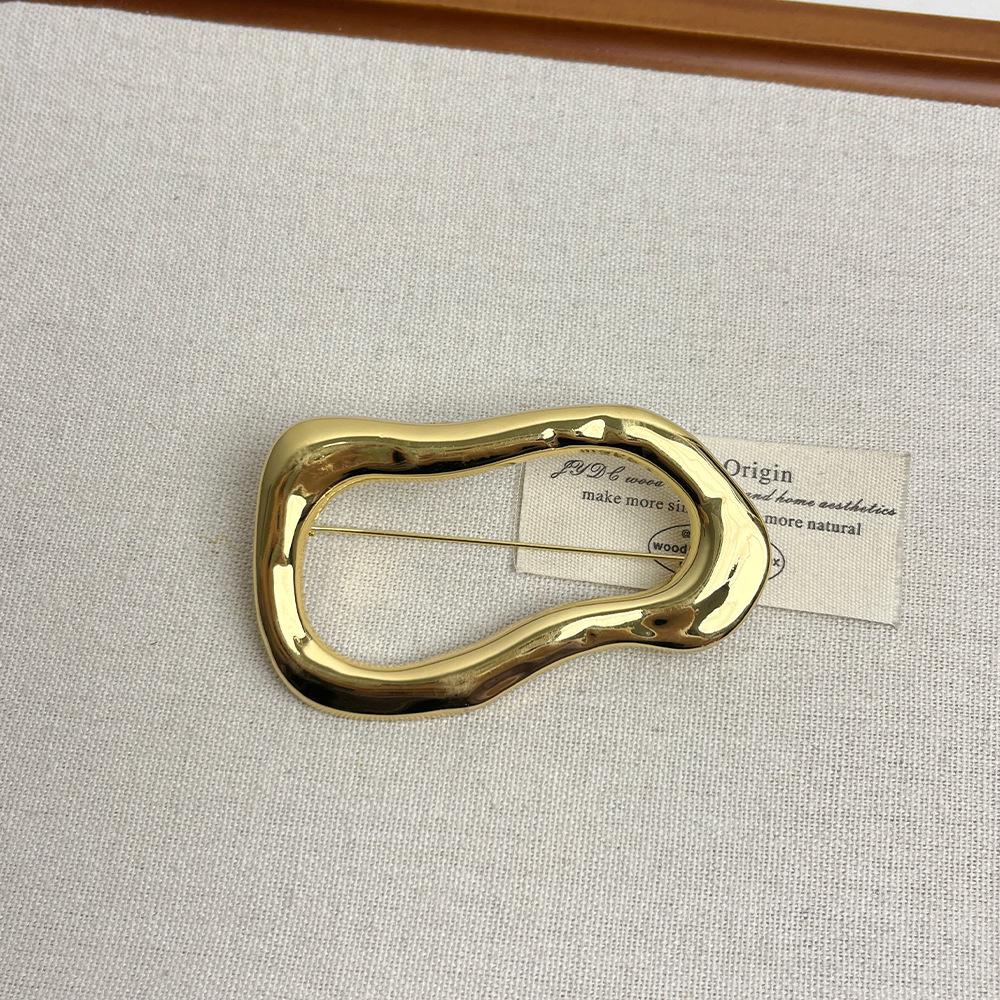 Exquisite Retro Geometric Brooch: Luxury Irregular Hollow Ring Pin for Women's High-end Suits and Coats.