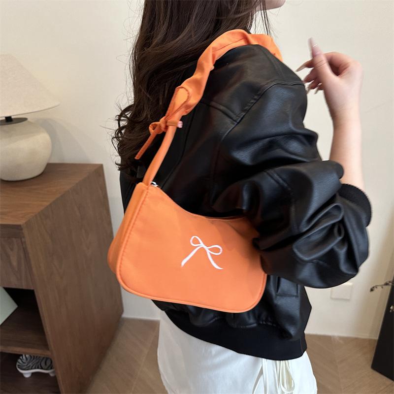 2025 French niche design single shoulder underarm bag women's new niche design foreign style pleated messenger bag women's bag