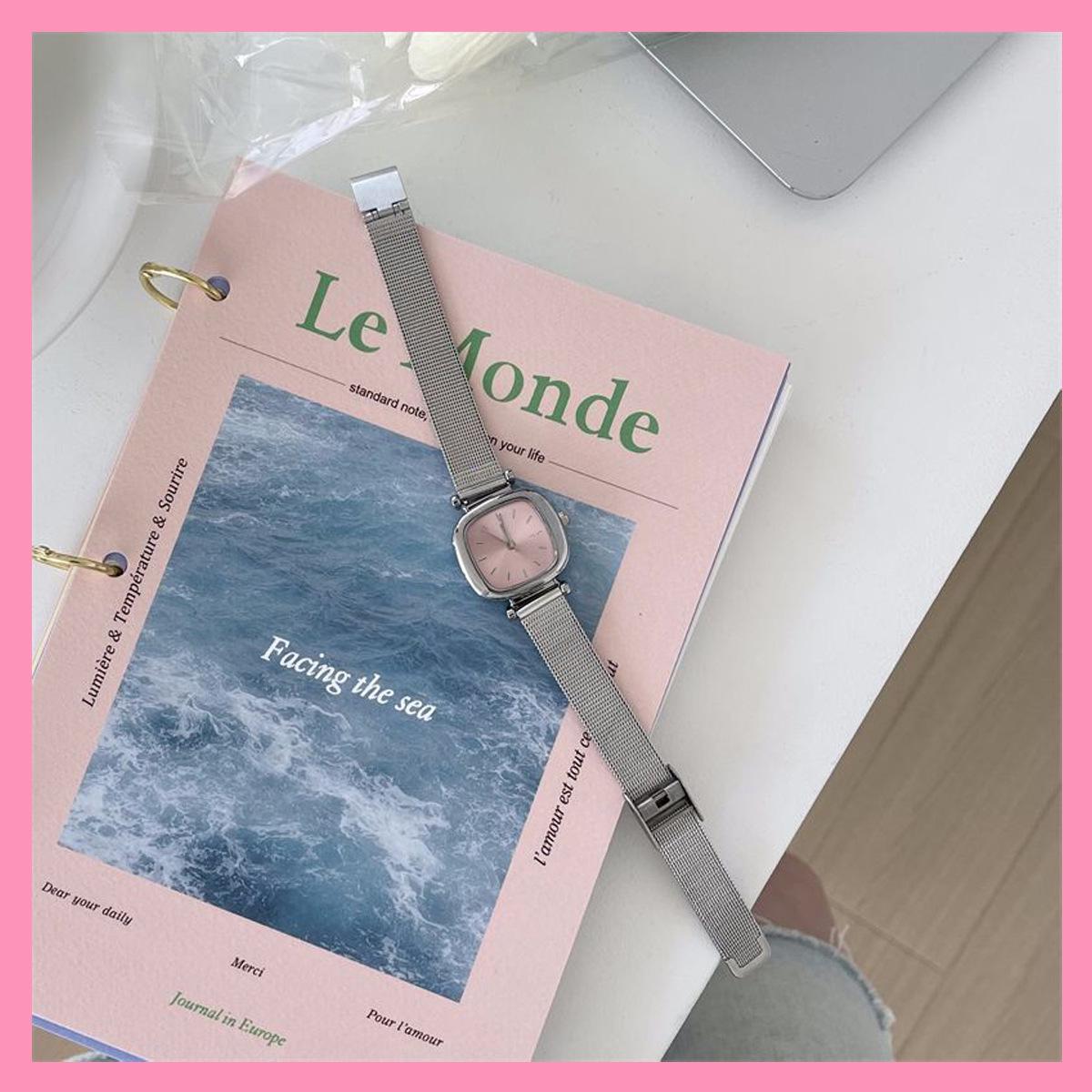 

2024 Женские часы в корейском стиле, маленькие, с фиолетовым циферблатом: Простой, изысканный, легкий роскошный дизайн для рабочего места.