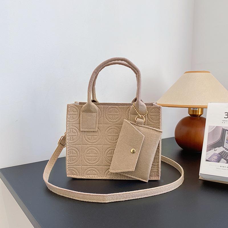 İki parçalı set küçük taze düz renk 2025 sonbahar yeni kabartmalı taşınabilir çapraz askılı küçük kare çanta