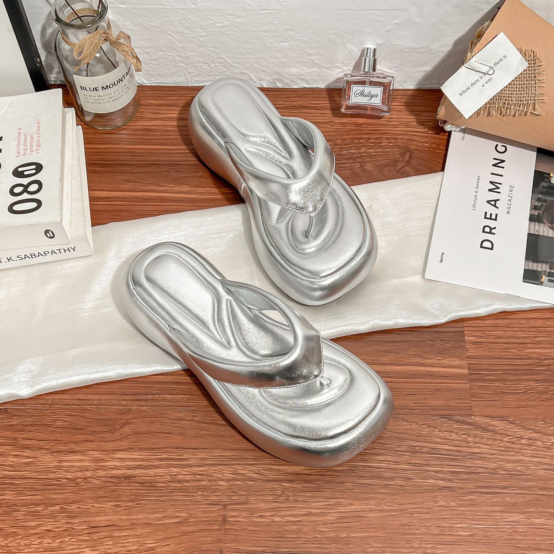 

Summer new platform slippers women wear high-end temperament flip-flops 2025 women s sexy women s shoes versatile 39 серебряный