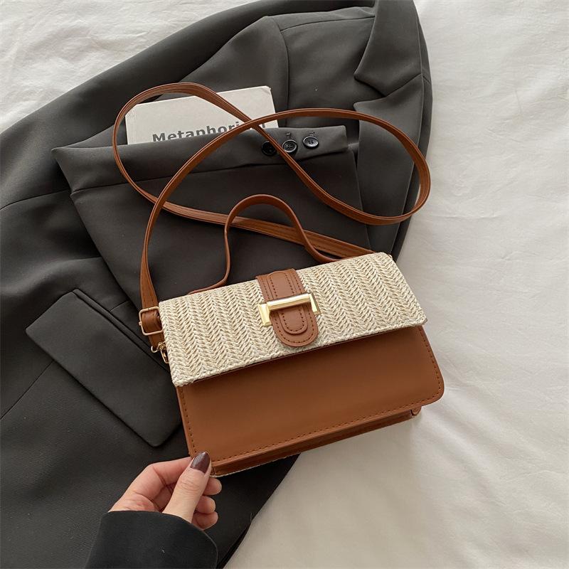 

Bag Women s Fashion Straw Small Square Bag 2025 Summer New Trendy Niche Design One Shoulder Crossbody Bag Contrasting Color Woven Bag коричневий