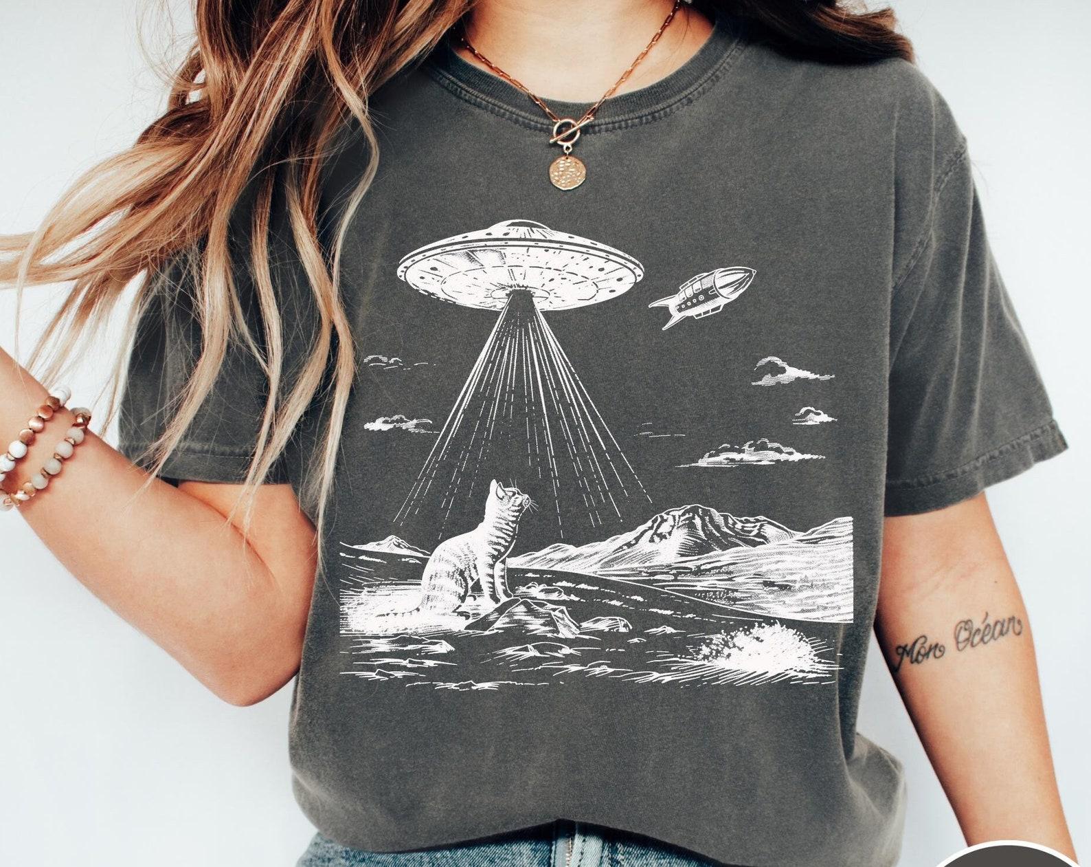 UFO Cat Comfort Colors® Shirt, Retro Vintage Western T-Shirt, Funny Cat T-Shirt, Alien Oversized Graphic Tee, Trendy Women s UFO CaT-Shirt 3XL