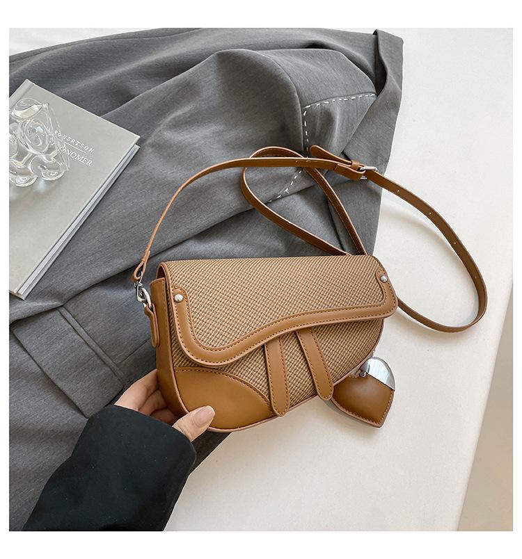 

2025 новая современная ретро мини-сумка-седло высокой текстуры в иностранном стиле, женская нишевая универсальная портативная сумка-мессенджер коричневый