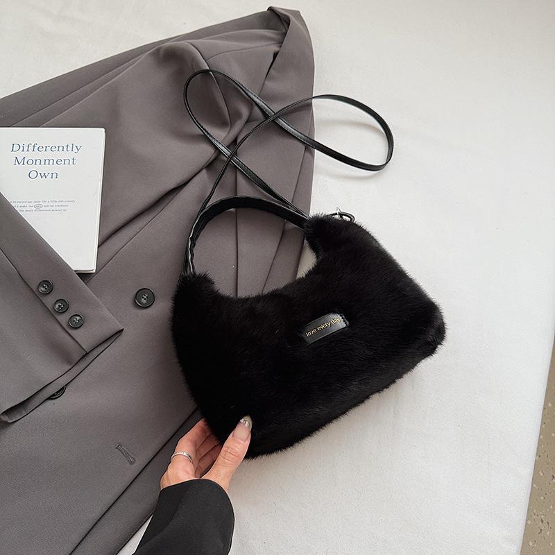 

Плюшевая сумочка женская 2025 осень новая мода сумка-мессенджер текстурная плюшевая сумка сумка на плечо ручная сумка