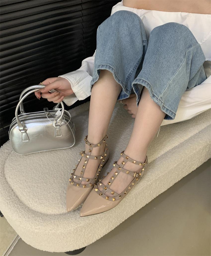 

Internet celebrities rivet pointed flat shoes women 2025 spring and autumn new V home patent leather shallow mouth Roman single shoes women scoop 39 розовый