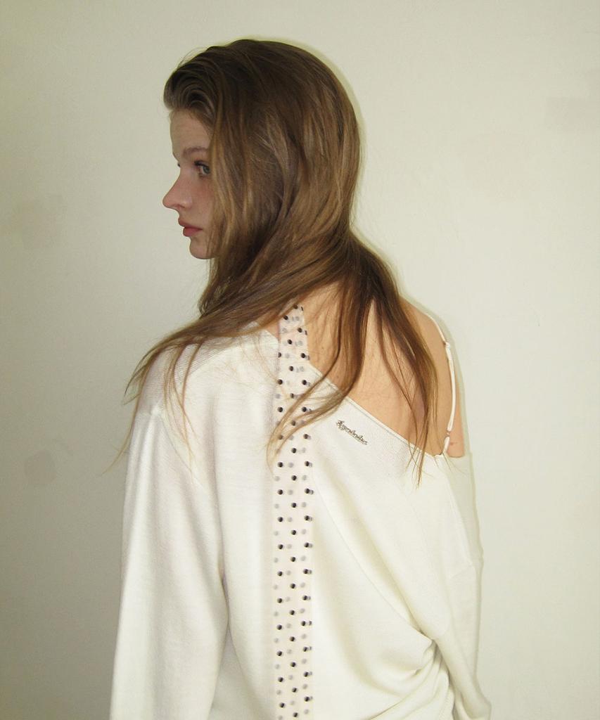 Eopaeleolakaibeu Peed Deep V-Neck Knit - Ivory