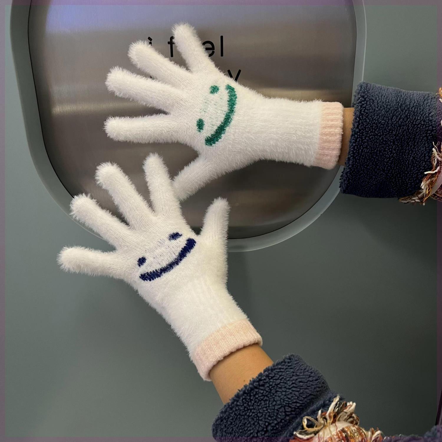 

2025 новые перчатки ручной вязки с улыбающимся лицом женские зимние теплые от холода флисовые милые полнопалые велосипедные студенческие