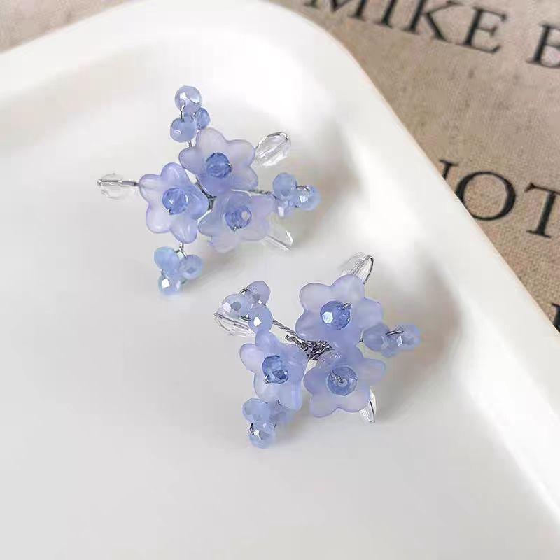 Летний молочно-голубой~ супер-сказочные милые маленькие свежие серьги серьги-гвоздики с цветами из бисера небесно-голубого цвета