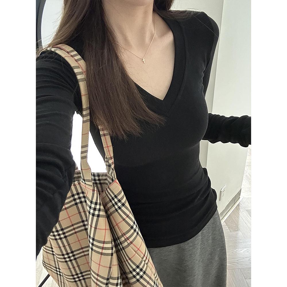 Spicy Girl Slim-Fit V-Neck Long-Sleeve Women's T-Shirt: Versatile, Solid Color, Ideal for Spring, Autumn, Winter.