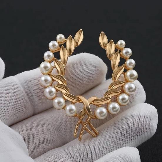 Women Brooch Flower Shape Rhinestone Retro Baroque Style Anti-slip Wear-resistant Suit Coat Collar Hat Scarf Decoration