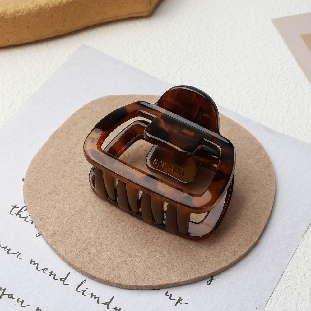 

Элегантная женская заколка для волос «полупучок» 2025: Маленький краб для большого объема, стиль «на затылке»