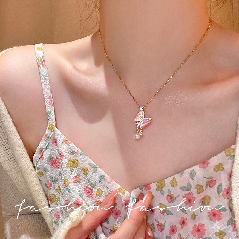 

2026 Sweet Cute Pink Butterfly Pendant Necklaces for Women Girls Gentle Exquisite Rhinestone Bow Necklaces Jewelry Accessories
