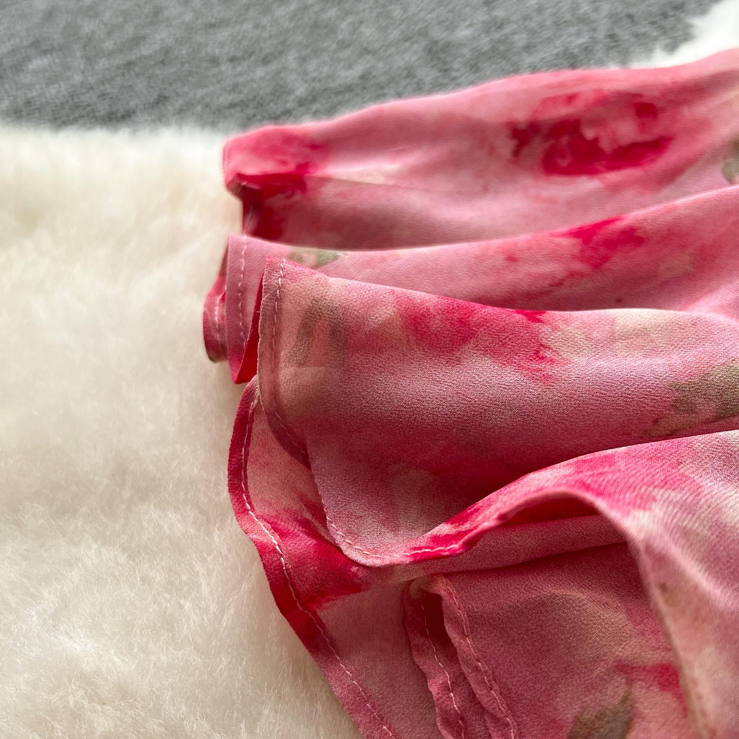 Французское темпераментное длинное платье с v-образным вырезом на талии и цветочным — фото 12