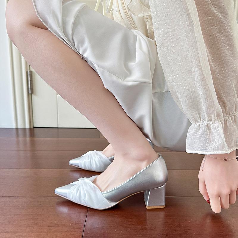 

Красивые туфли на высоком каблуке весна и осень новые серебристые с острым носком с открытым вырезом на толстом каблуке с юбкой туфли-лодочки женские 34 серебряный