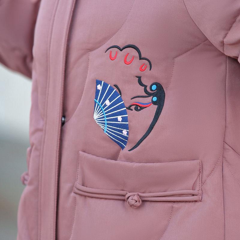 Kurze Winterjacke für Frauen mittleren Alters und ältere Menschen. Baumwollgefütterter Mantel in Übergröße