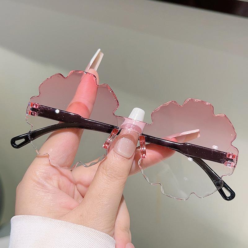 Non-polarized Fashion Rimless Irregular Edge Trimming Cute Flower Cartoon Sunglasses Men Women Outdoors Party Sunscreen Eyeglasses