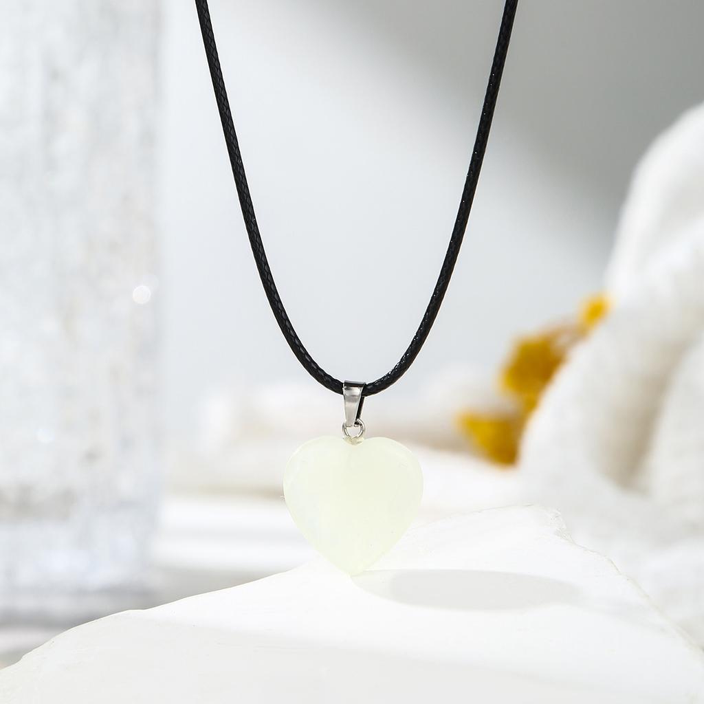 Natural crystal peach heart pendant, Dongling, tiger eye stone, three-dimensional heart-shaped pendant, accessories