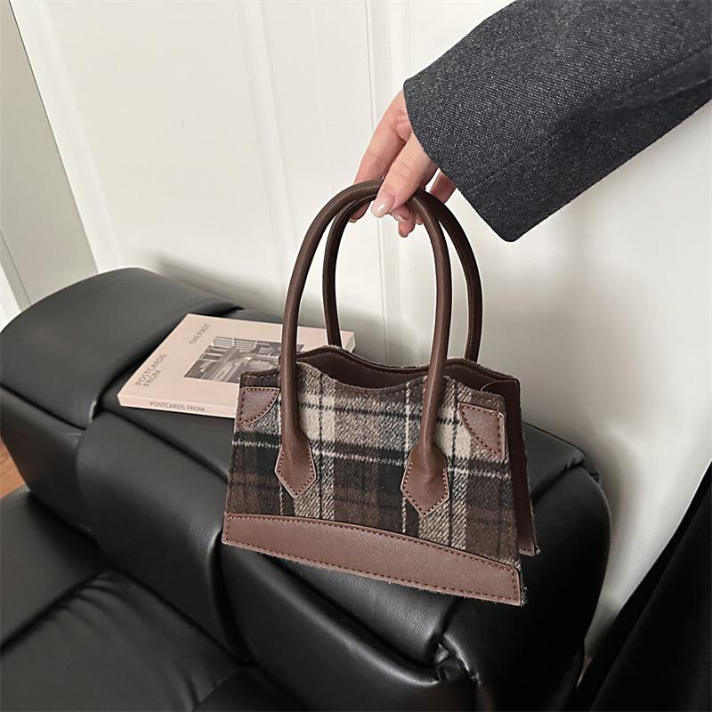 Plaid large-capacity woolen bag, the new casual autumn and winter simple commute fashion, foreign-style portable messenger bag tide